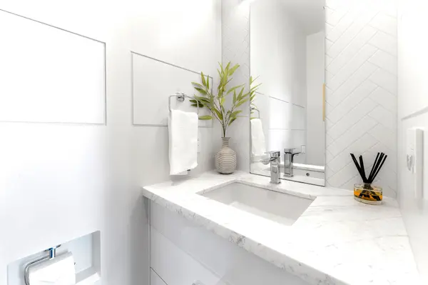 39 Red Deer AVE, Toronto E06, ON M1N 2Z1