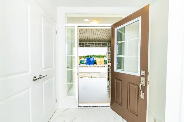 84 Paisley DR, Bradford West Gwillimbury, ON L3Z 4P1