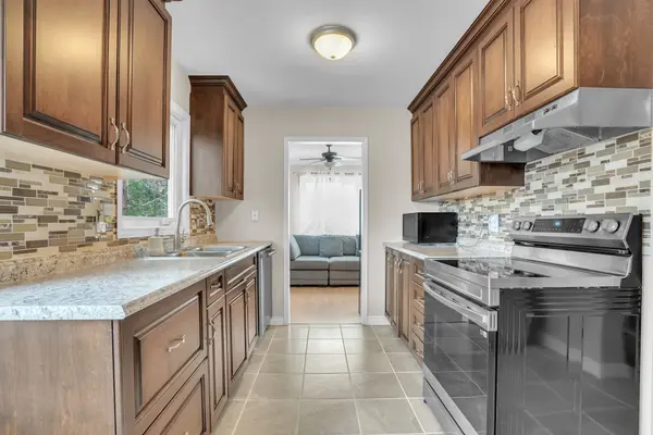 24 Lindsay CT, Barrie, ON L4M 6G5