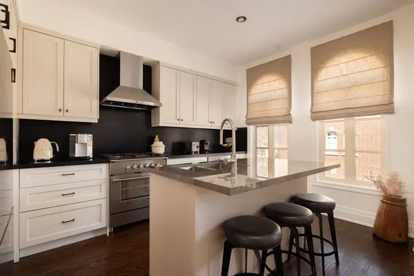 31 Brownstone LN, Toronto W08, ON M8X 2Z6