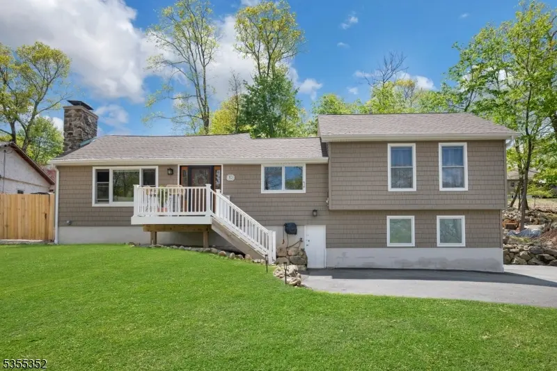 10 Lakeview Rd, Hopatcong Boro, NJ 07843