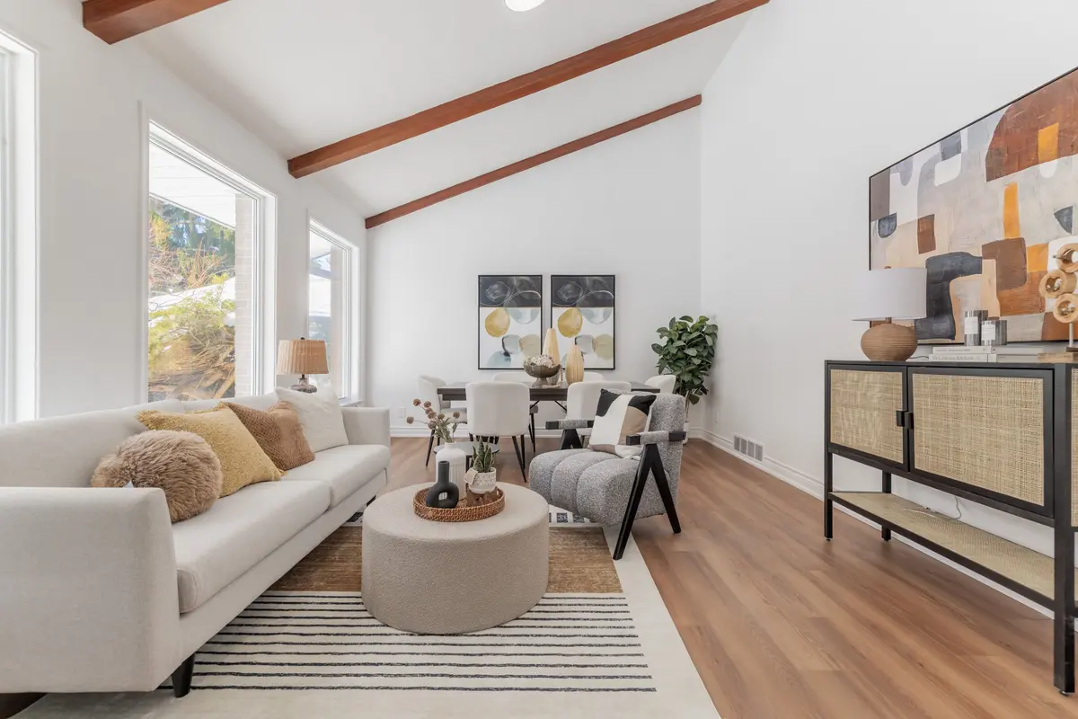 37 Farmcote RD, Toronto C13, ON M3B 2Z6