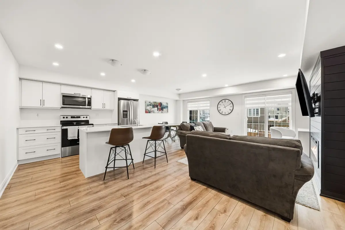 41 Pumpkin Corner CRES #Unit 2, Barrie, ON L9J 0T7