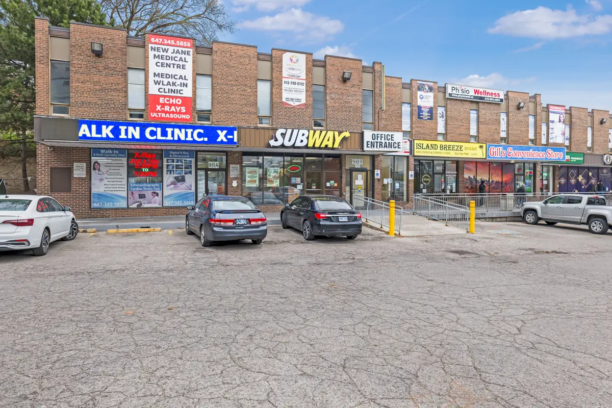 901 Jane ST #202A, Toronto W03, ON M6N 4C6