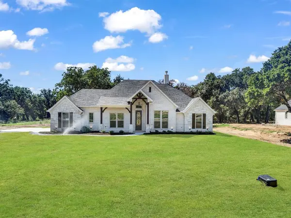 1012 Arbor Vista Drive, Azle, TX 76020