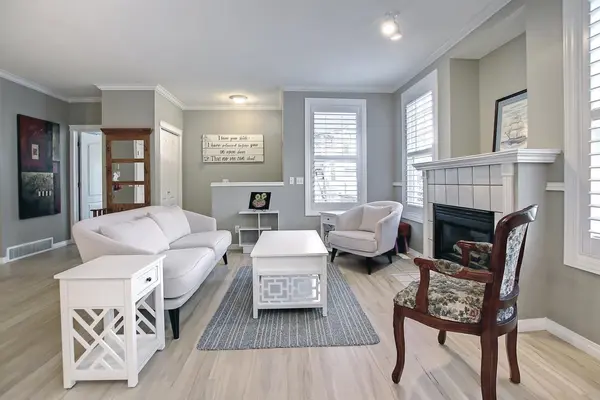 92 Prestwick GDNS SE, Calgary, AB T2Z 3V4