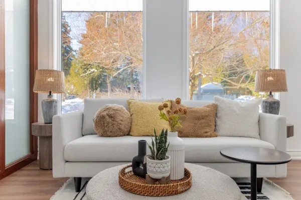 37 Farmcote RD, Toronto C13, ON M3B 2Z6