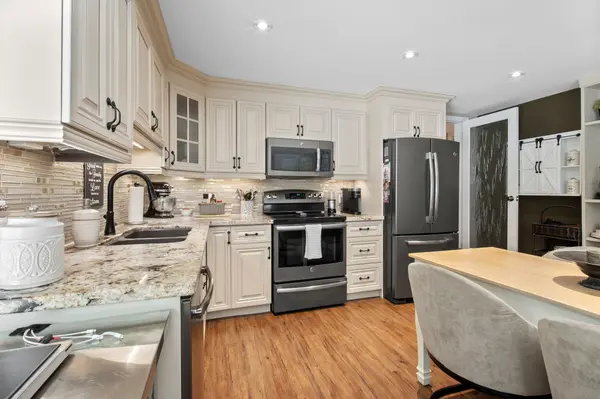 833 Glenmanor DR, Oshawa, ON L1J 5A6