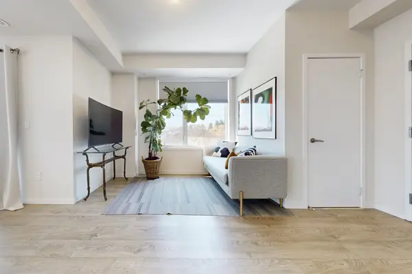 100 Alex Gardner CIR #10, Aurora, ON L4G 3G5