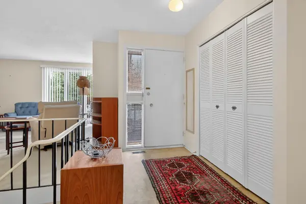 10 Amundsen CRES, Kanata, ON K2L 1A7