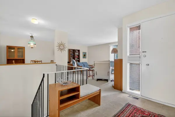 10 Amundsen CRES, Kanata, ON K2L 1A7