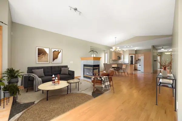 35 Scimitar Heath NW, Calgary, AB T3L 2E1