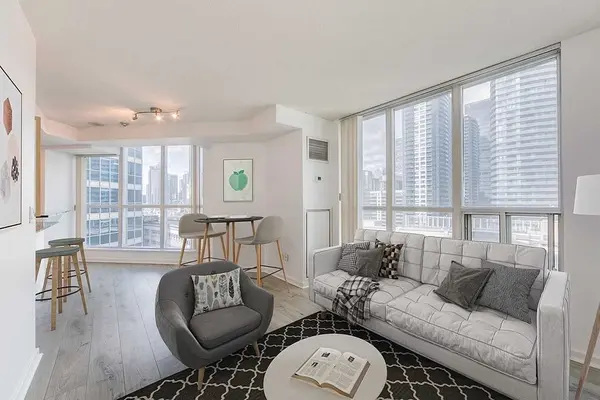 208 Queens Quay W #1401, Toronto C01, ON M5J 2Y5