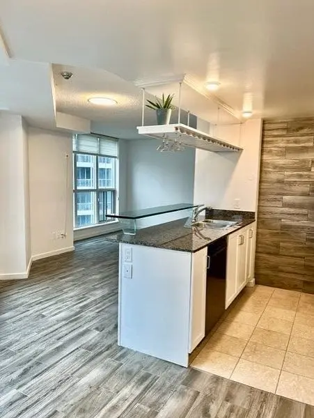 208 Queens Quay W #1401, Toronto C01, ON M5J 2Y5