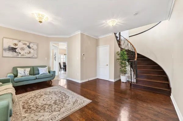 2 Adam Ernst CT, Vaughan, ON L4H 2S5