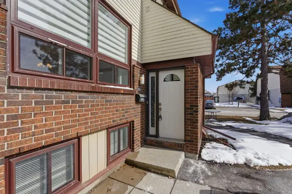 25 Woodvale Green N/A #B, South Of Baseline To Knoxdale, ON K2G 4H3