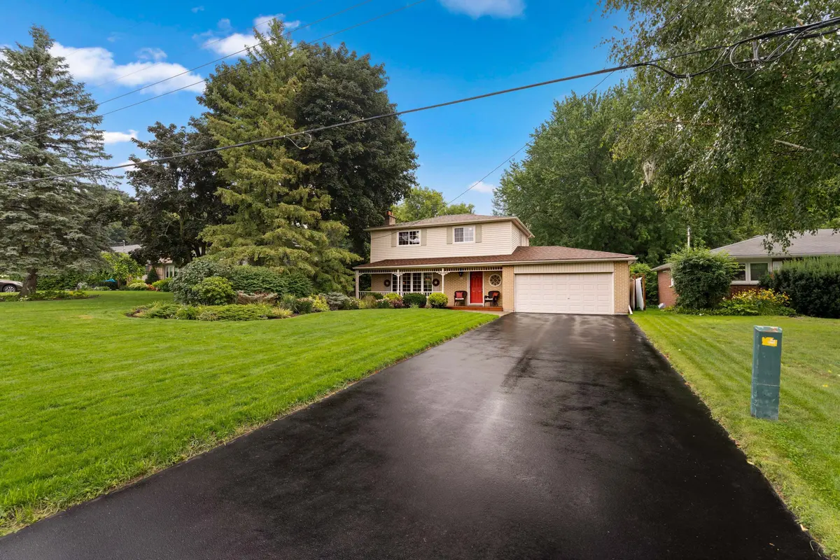 28 Hilltop DR, Caledon, ON L7C 1H6