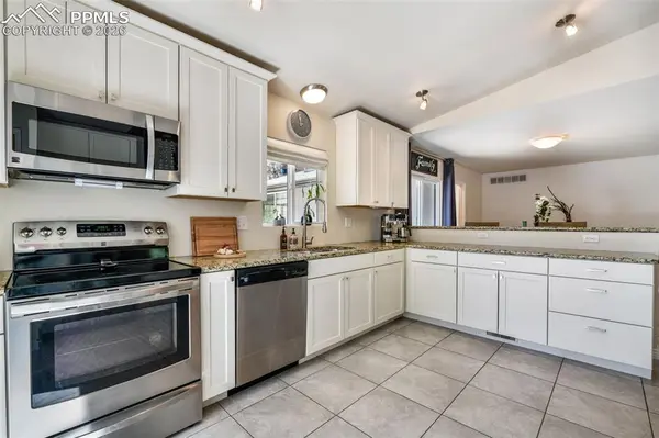 6020 Castlewood LN, Colorado Springs, CO 80918