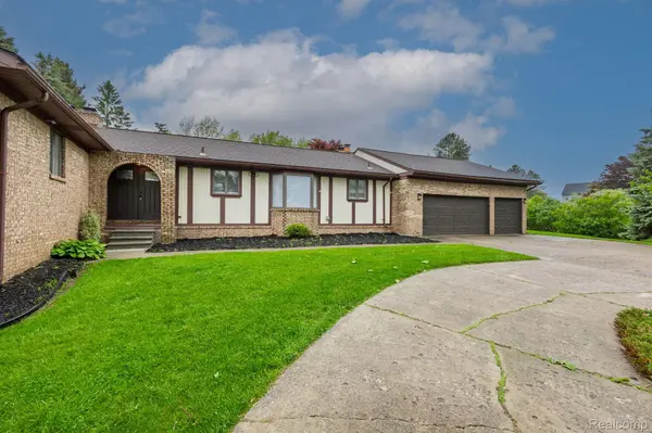 59663 PETTENGILL DR, Lyon Twp, MI 48165