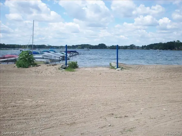 4975 Inkster RD, Bloomfield Hills, MI 48302