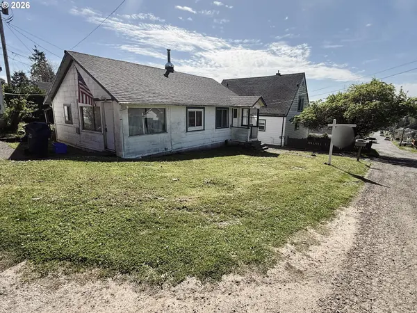 827 E 11TH ST, Coquille, OR 97423