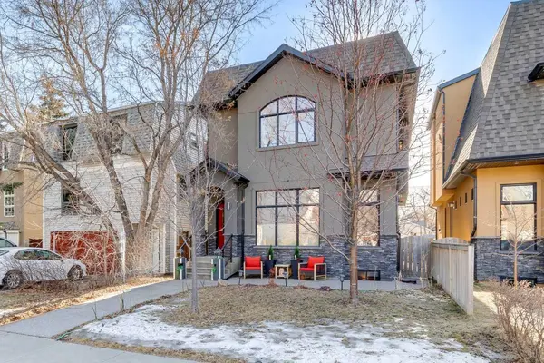 2407 Westmount RD NW, Calgary, AB T2N 3N9