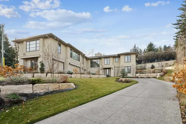 215 Patton CT SW, Calgary, AB T2V 5G4