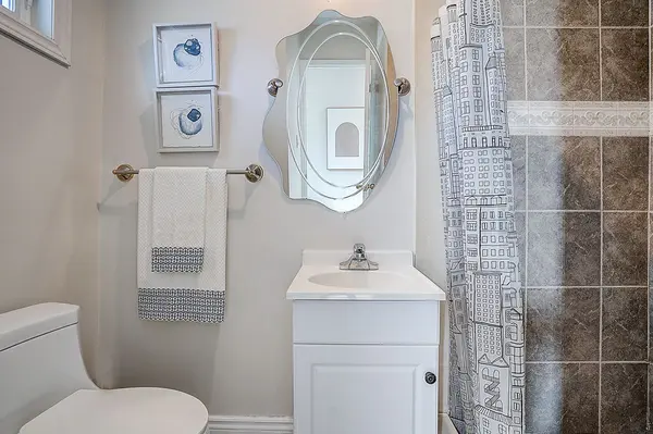 40 Henderson DR, Aurora, ON L4G 3L2