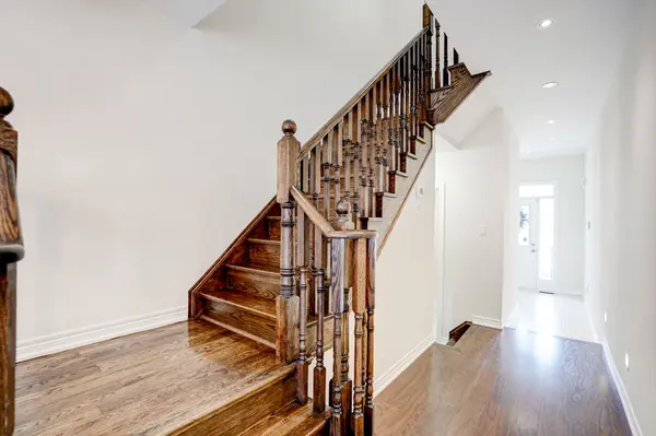 25 Collier CRES, Markham, ON L6E 0T2