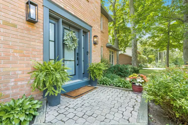 8 Malta CRES, Springwater, ON L9X 0P2