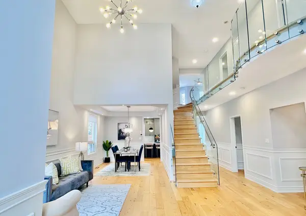 2293 Woodcrest DR, Oakville, ON L6M 4C5