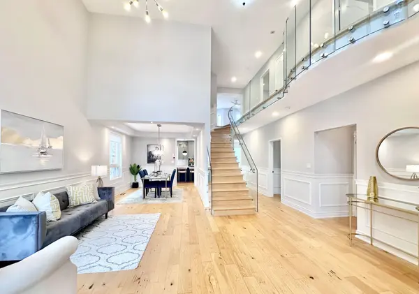 2293 Woodcrest DR, Oakville, ON L6M 4C5