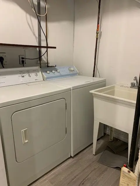 80 Strathaven DR #13, Mississauga, ON L5R 3V9