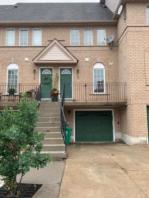 80 Strathaven DR #13, Mississauga, ON L5R 3V9