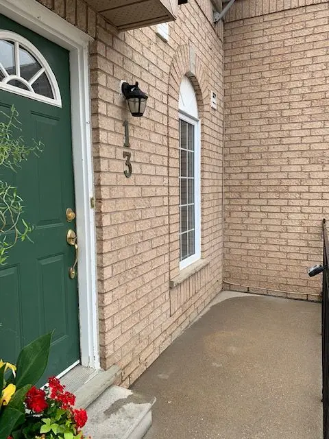 80 Strathaven DR #13, Mississauga, ON L5R 3V9
