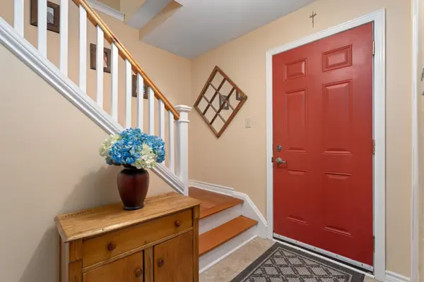 28 Hilltop DR, Caledon, ON L7C 1H6