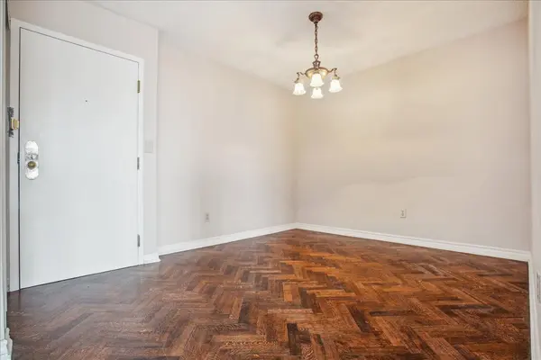 1300 Islington AVE #1609, Toronto W08, ON M9A 5C4