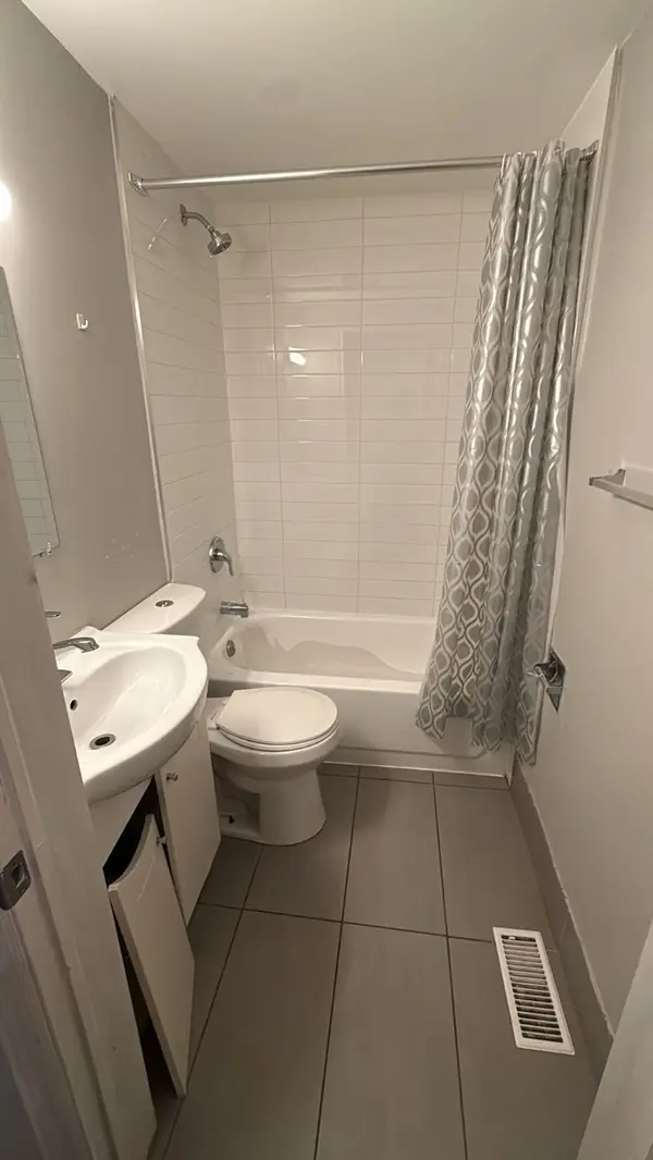 70 Victoria AVE S #4, Hamilton, ON L8N 2S7