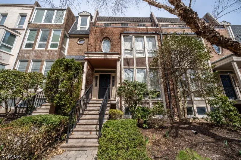 130 Kensington Dr, Fort Lee Boro, NJ 07024