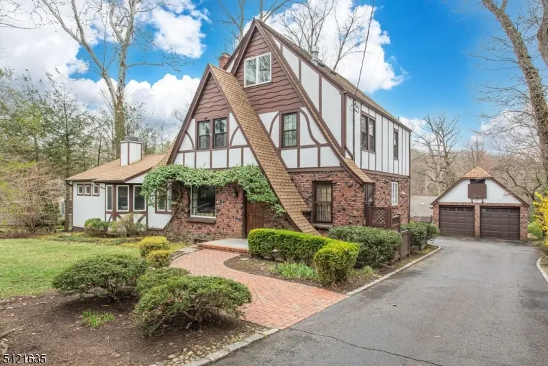 10 Cleveland Rd, Caldwell Boro Twp., NJ 07006