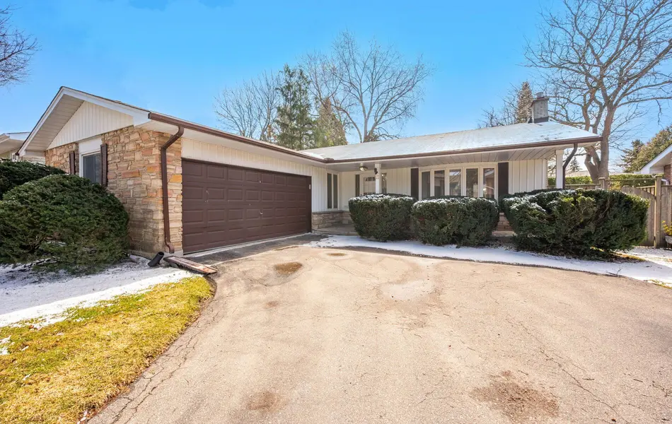 11 Glenview DR, Aurora, ON L4G 2G7