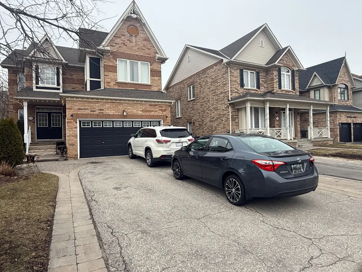 7071 Baskerville RUN, Mississauga, ON L5W 1A3