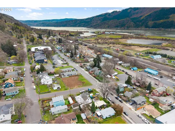 304 E HUMBOLDT ST, Bingen, WA 98605