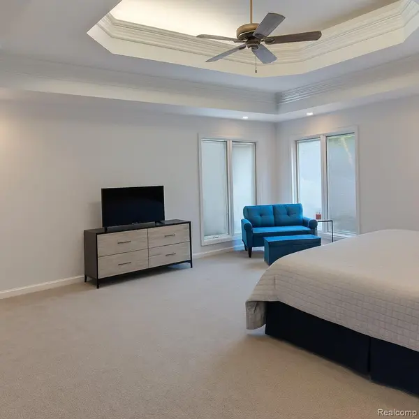 5106 Deer Run CIR, Orchard Lake Village, MI 48323