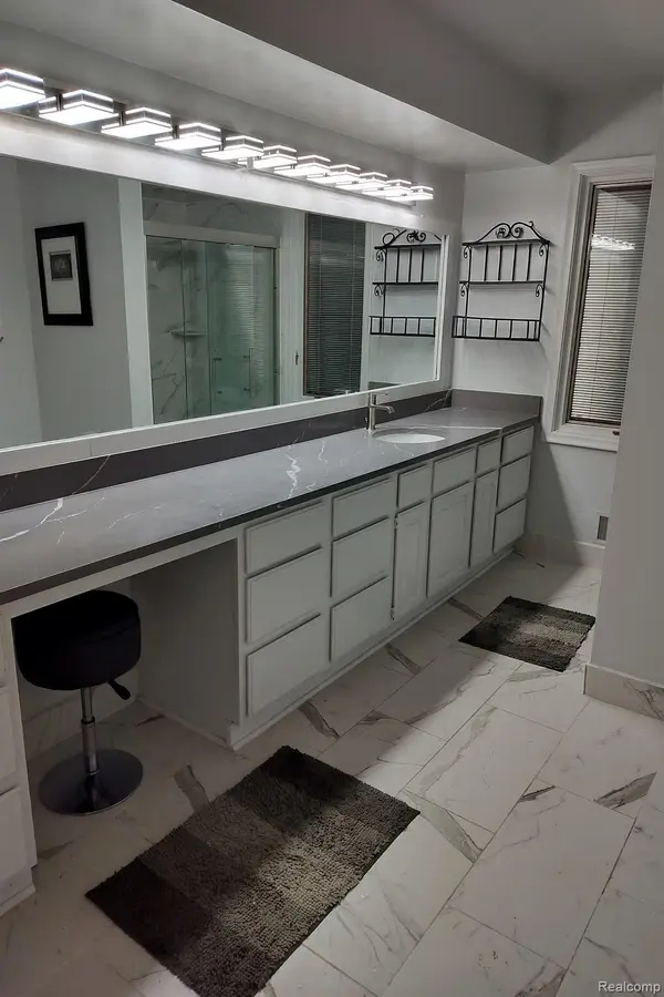 5106 Deer Run CIR, Orchard Lake Village, MI 48323