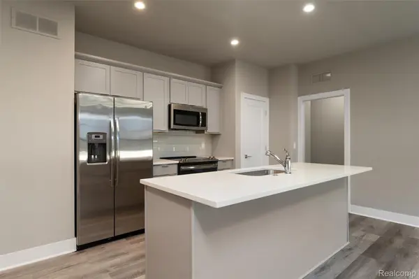 1040 LAMB DR #Unit # 5, Troy, MI 48085