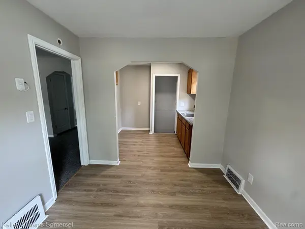 18941 Elkhart ST, Harper Woods, MI 48225