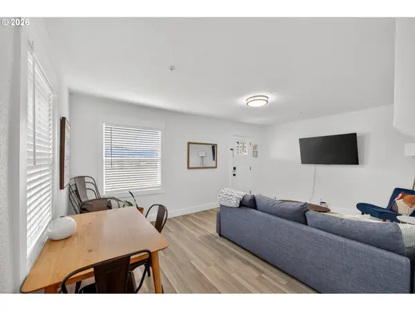 857 S 2ND ST, Coos Bay, OR 97420