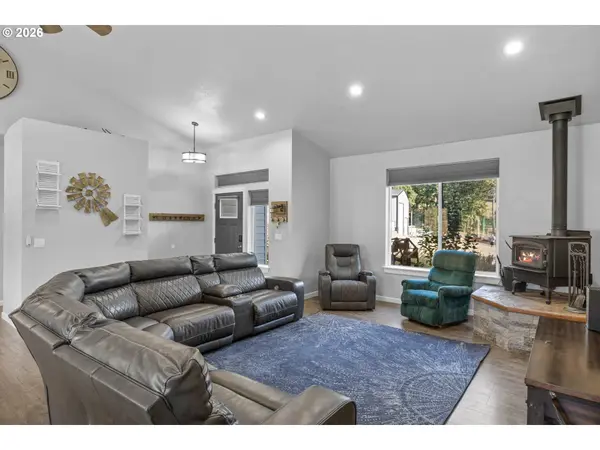 491 OAKWOOD DR, Oakland, OR 97462