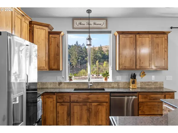 491 OAKWOOD DR, Oakland, OR 97462